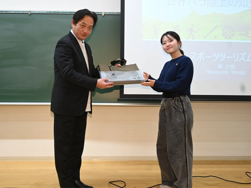 檀特局長に記念品を渡す学生