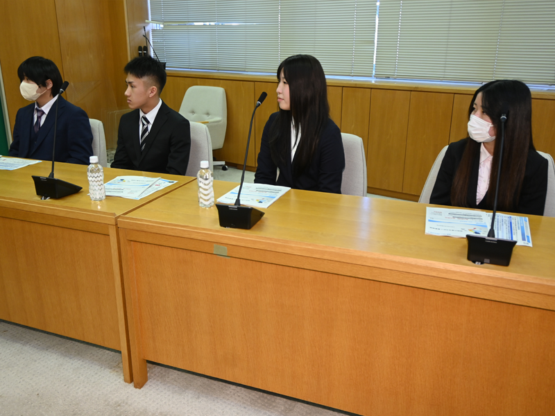 真剣に話を聞く(左から)塚本さん、油谷さん、足立さん、曽木さん