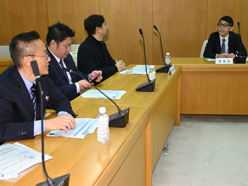 香山講師(右端)からの質問に答える相浦課長(左端)。右隣は白井議員、その右隣は大原議員