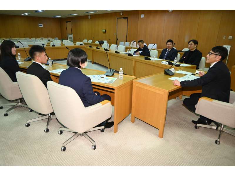 県議会総務常任委員会室で行われた懇談