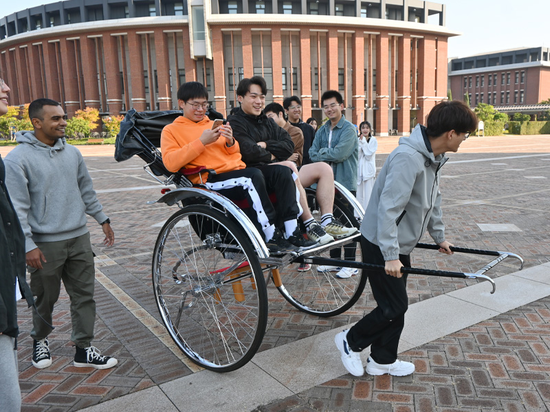 大学祭で人力車を引く練習をする留学生たち