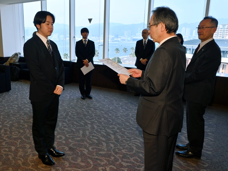 表彰される横山悠大さん
