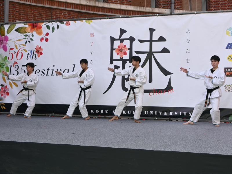 メインステージで形演武を披露する武道空手部員ら