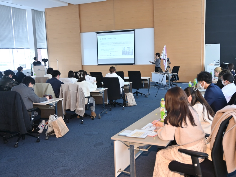 学生の発表を聴く参加者と発表者