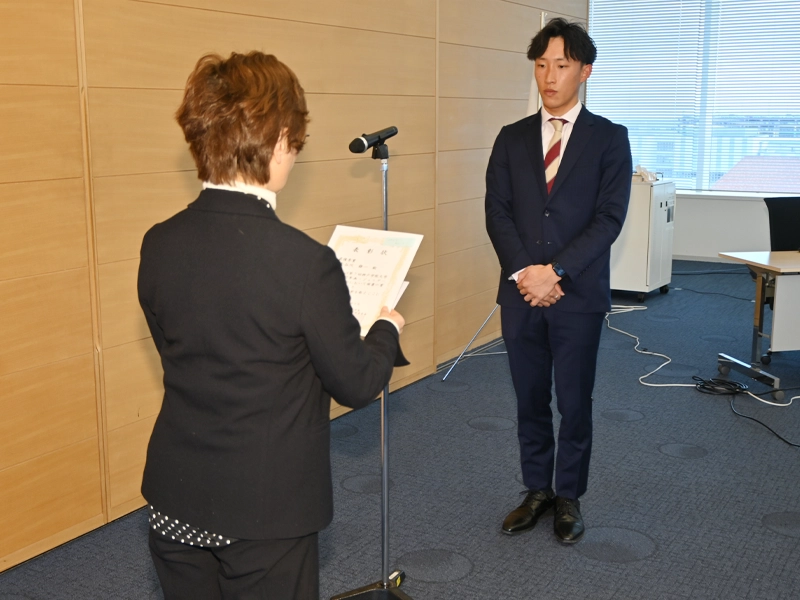中山室長から最優秀賞の表彰を受ける長谷川雄一さん