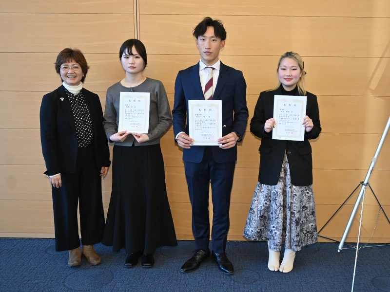 中山文男女共同参画推進室長(左端)から表彰を受けた(左から)優秀賞の飯綱萌さん、最優秀賞の長谷川雄一さん、優秀賞の田中愛桜さん