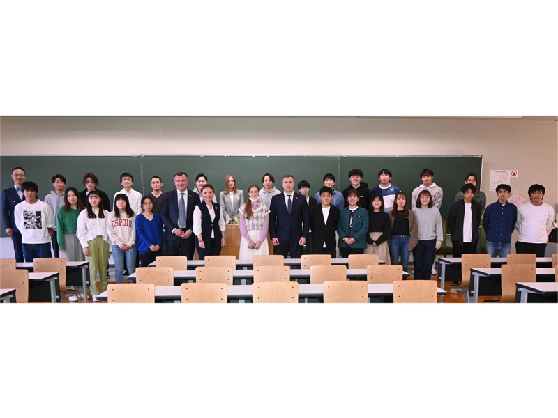 ウクライナの議員団と受講生で記念撮影