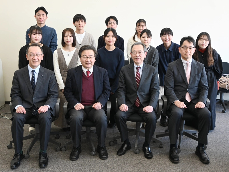 学長主催昼食会終了後、記念撮影する出席者ら