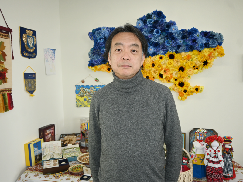 ウクライナ名誉領事館でメディアの取材に応じる吉田さん