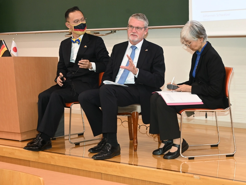 学生からの質問に答えるエバーツ総領事(中央)