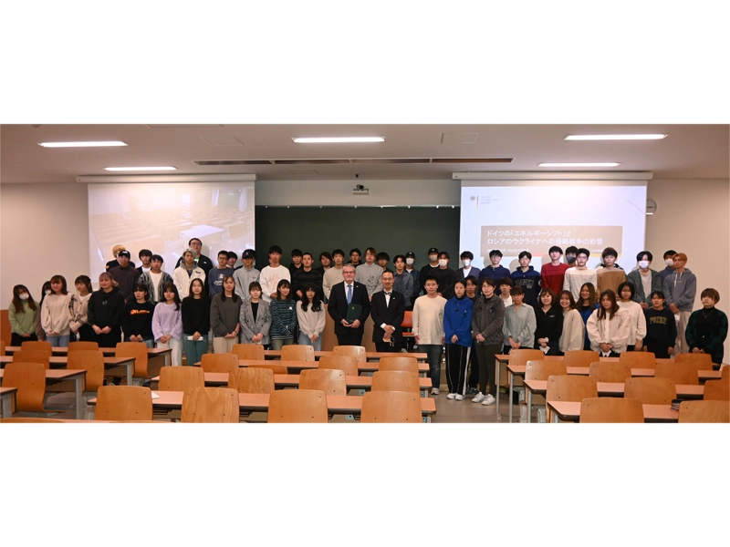 エバーツ総領事を囲んで記念撮影する学生たち