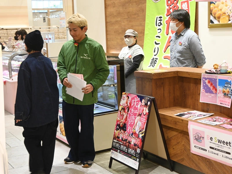 チラシを配る柏木さん