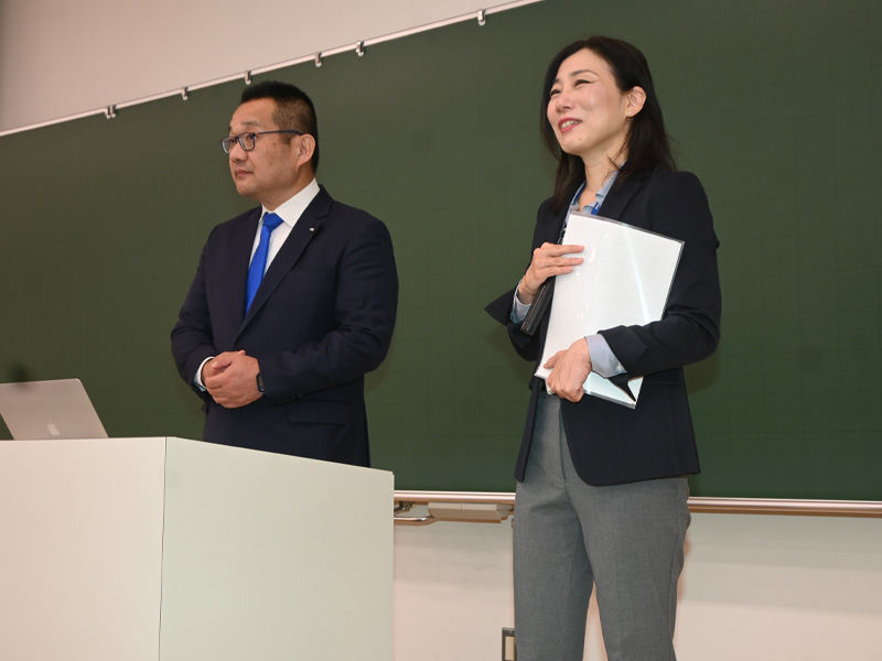 講師の永田さん（左）を紹介する大濱教授