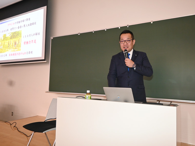 「グローバル化と言語」の授業で講演する兵庫県国際交流協会の永田さん
