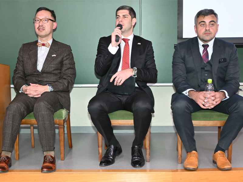 学生からの質問に答えるレジャバ大使(中央)。左は岡部所長、右はゴギナシュヴィリ分析官