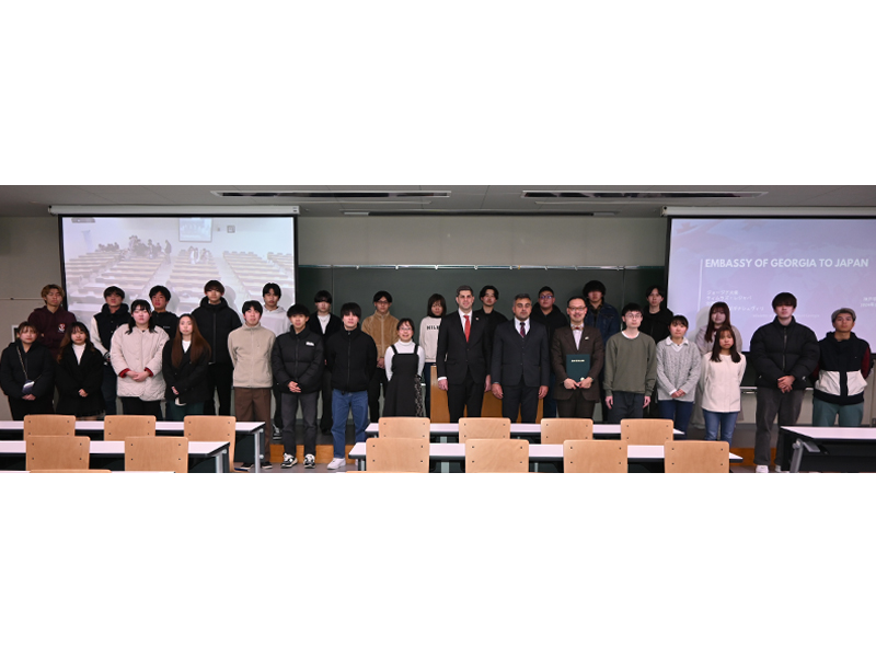 受講した有瀬キャンパスの学生たちと記念撮影