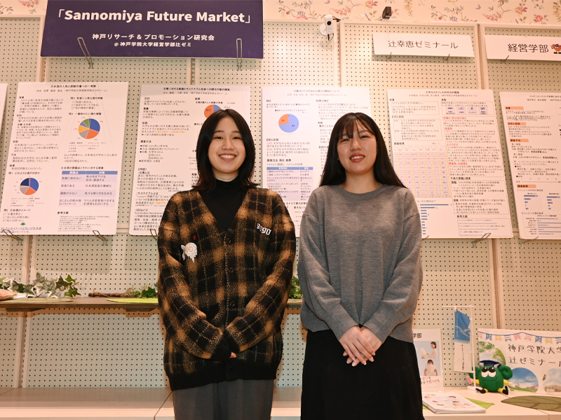 展示作業を終えた宮脇さん(左)と小野さん