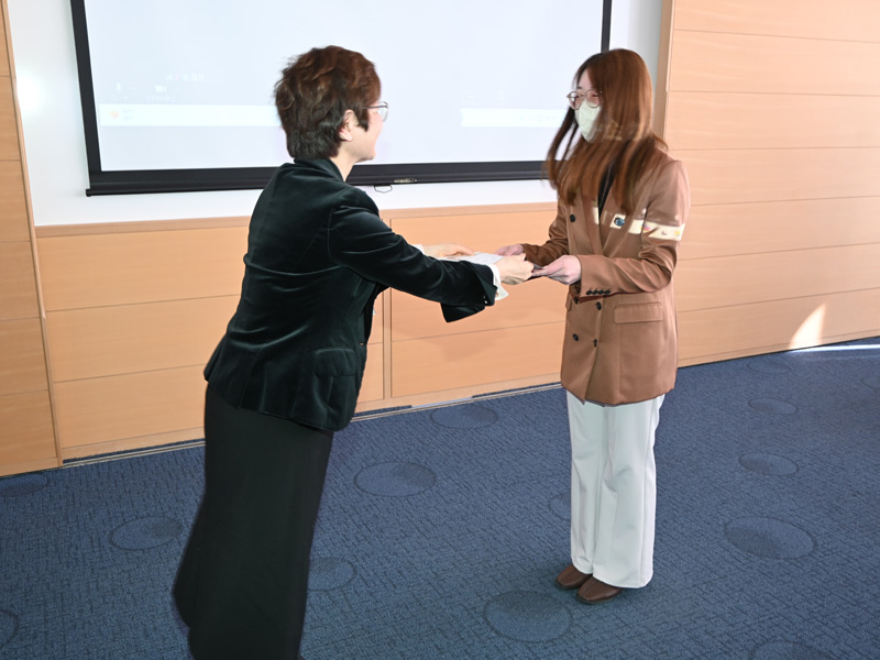 中山室長から最優秀賞の表彰を受ける溝淵さん