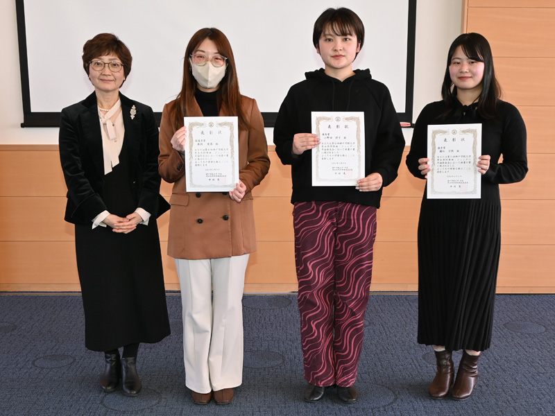 中山室長(左端)から表彰された最優秀賞の(左から)溝渕さん、優勝賞の小野田さん、國松さん