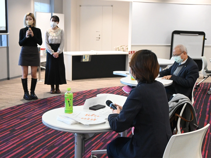 学生の発表に耳を傾けるゲスト審査員の2人