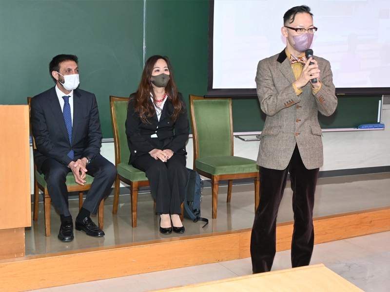 司会する国際交流センターの岡部所長(右)