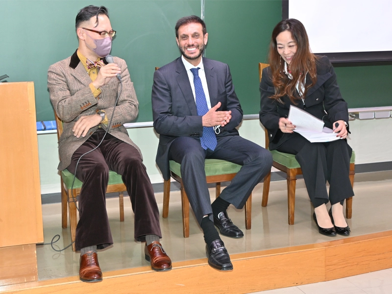 学生からの質問に答えるプレンチペ総領事(中央)
