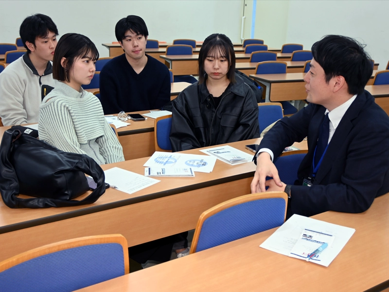 グループに分かれ討論する学生たち