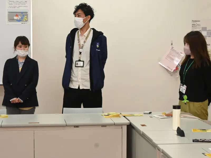 フレミラ宝塚について紹介する(左から)髙橋さん、太田係長、大山さん