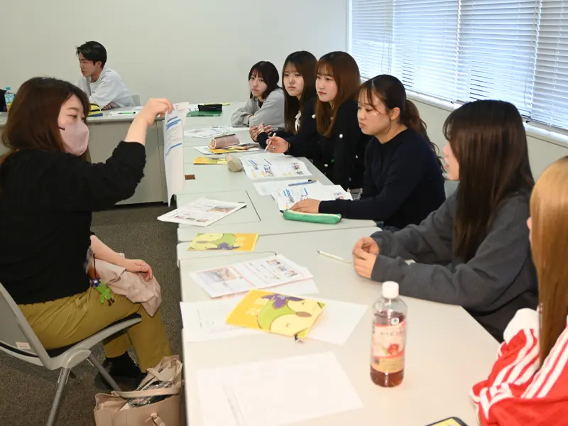 大山さんを交えグループで議論するゼミ生