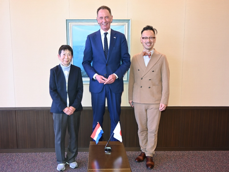 津田副学長(左)、岡部所長(右)と記念撮影するカウパース総領事