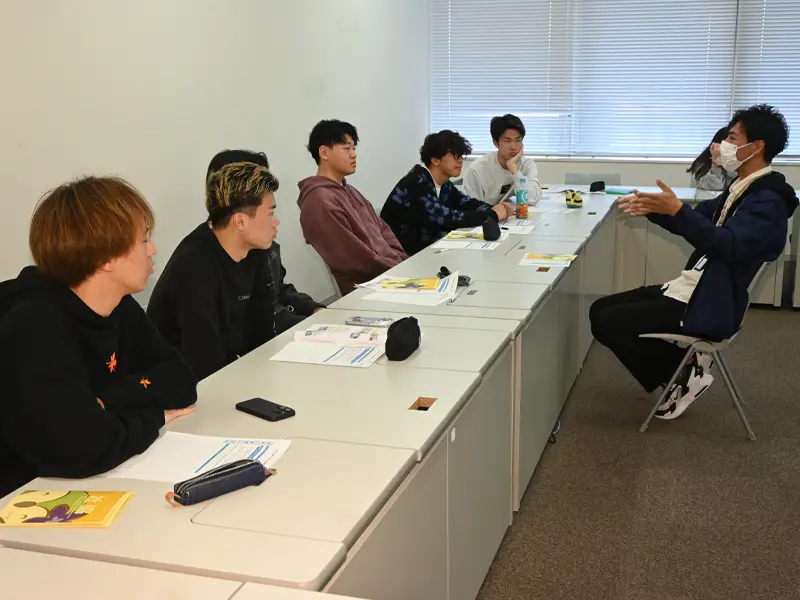太田係長を交えグループで議論するゼミ生
