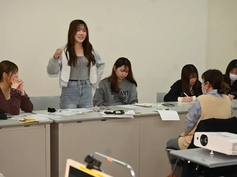 議論の報告をするゼミ生