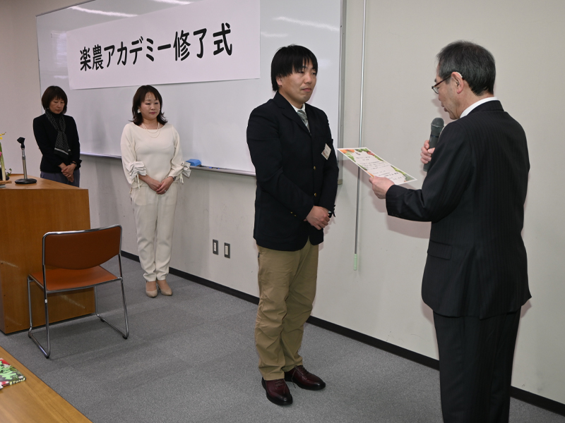 中村学長から修了証書を受け取る受講生