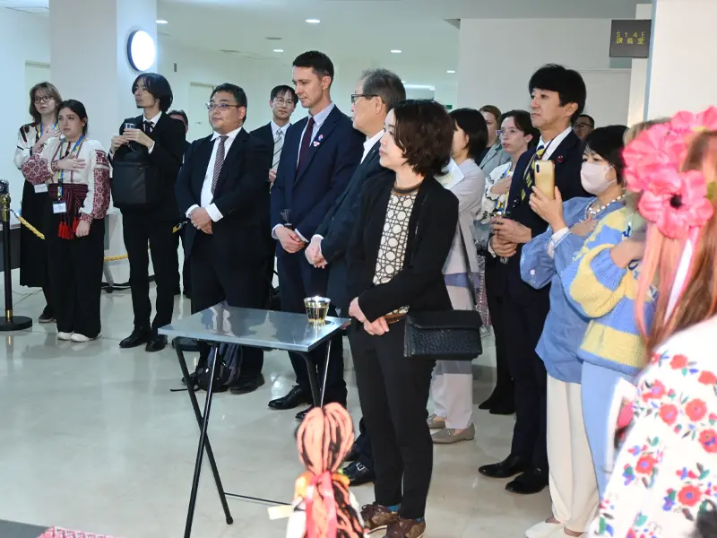 ウクライナの国歌斉唱を聴く出席者