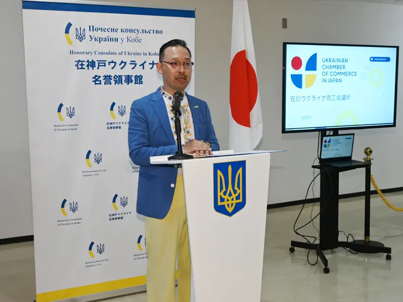 開会のあいさつをする岡部名誉領事