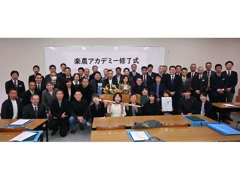 記念撮影する修了式の参加者