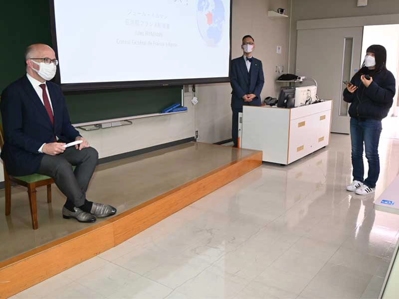 ○×クイズでイルマン総領事に質問する学生
