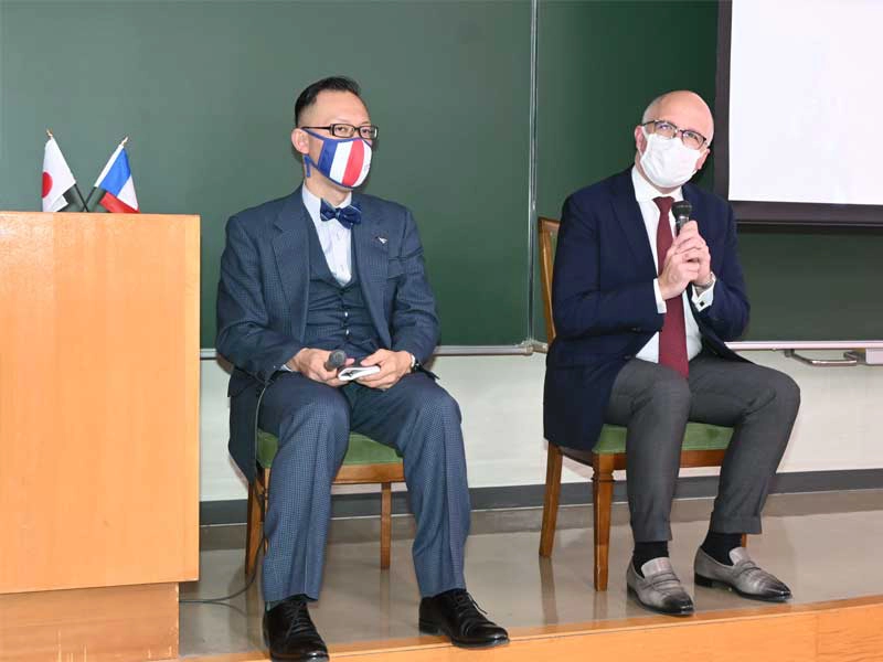 学生からの質問に答えるイルマン総領事と岡部所長