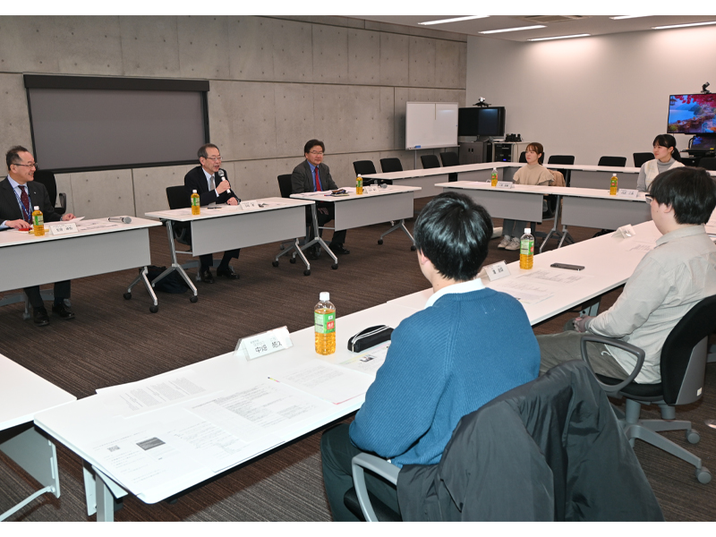 中村学長のあいさつを聞く学生