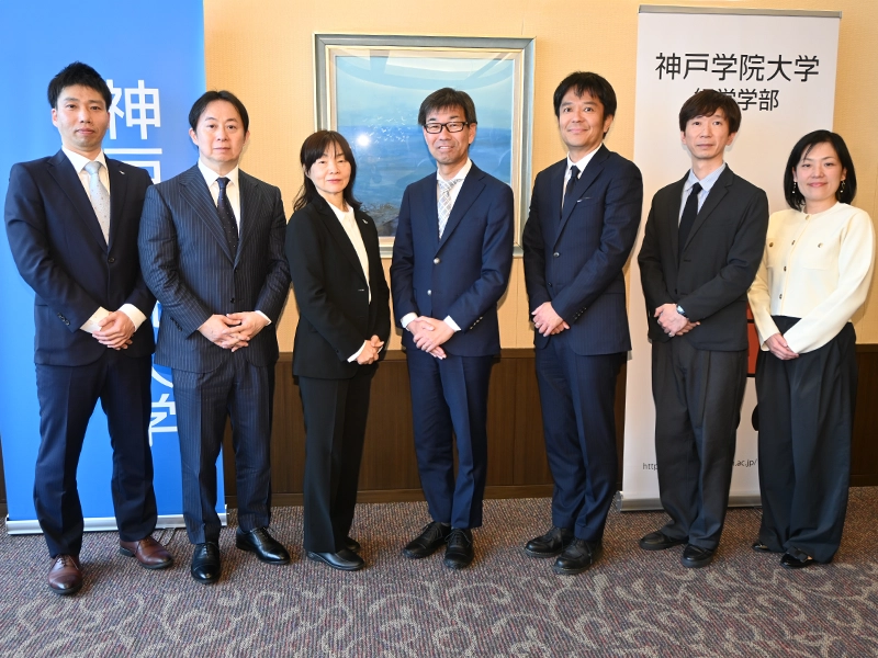 記念撮影する経営学部と株式会社丸井の関係者