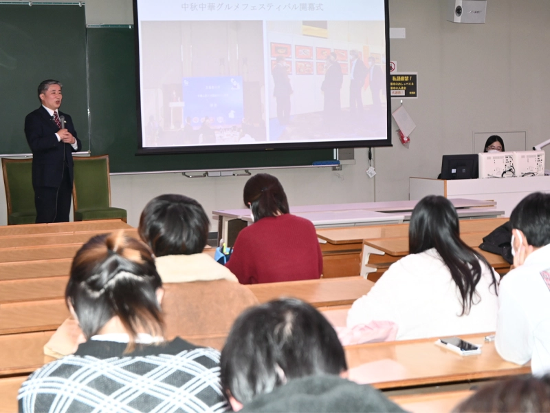 薛総領事の講義を聴く学生ら