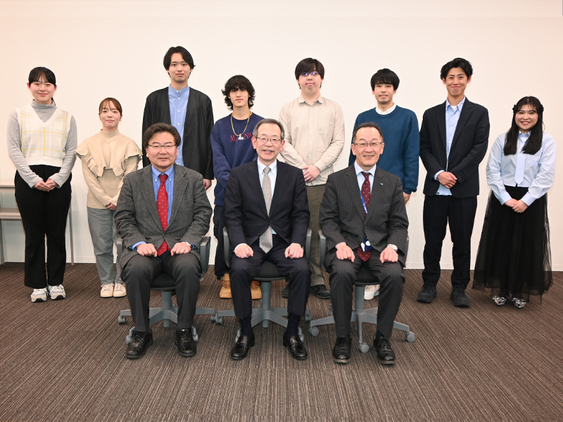 中村学長(前列中央)ら大学幹部と記念撮影する招待された学生