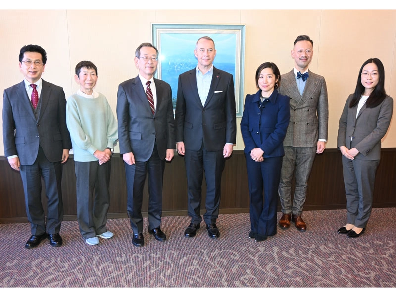 メスナー領事館長(中央)を囲み、中村学長(左隣)らで記念撮影
