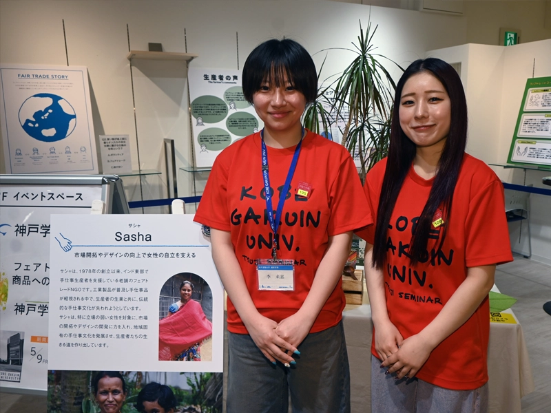 フェアトレード商品やパネルの説明をする李さん(左)と河野さん