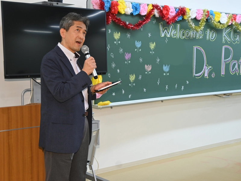歓迎あいさつする岸本学部長