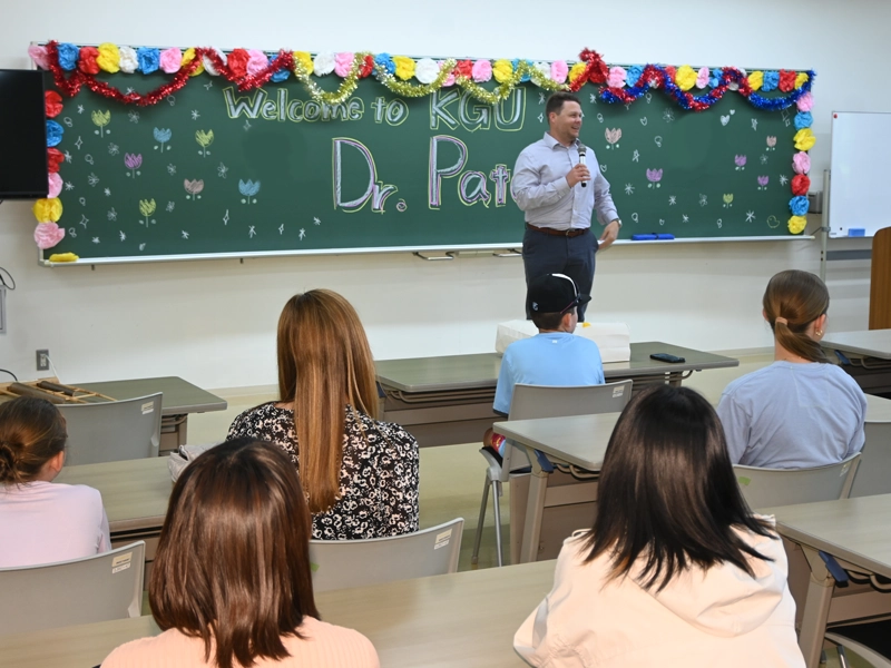 ペイト客員教授のあいさつを聴く薬学部生ら