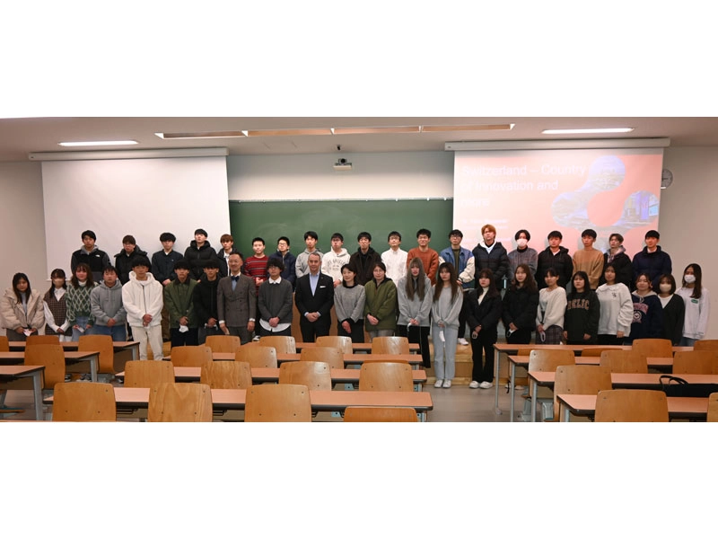 メスナー領事館長を囲み記念撮影