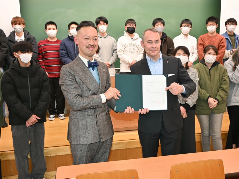 国際交流センターの岡部所長から客員教授委嘱状を受け取ったメスナー領事館長