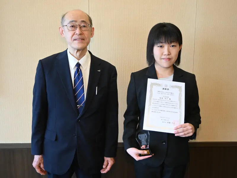 大賞を受賞した松本実子さん(右)と春藤副学長
