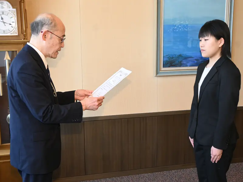 春藤副学長から表彰状を授与される松本さん